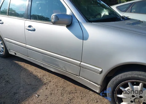 2001 Mercedes-Benz E 320 z USA, uszkodzony, nr VIN WDBJH65J71B272776